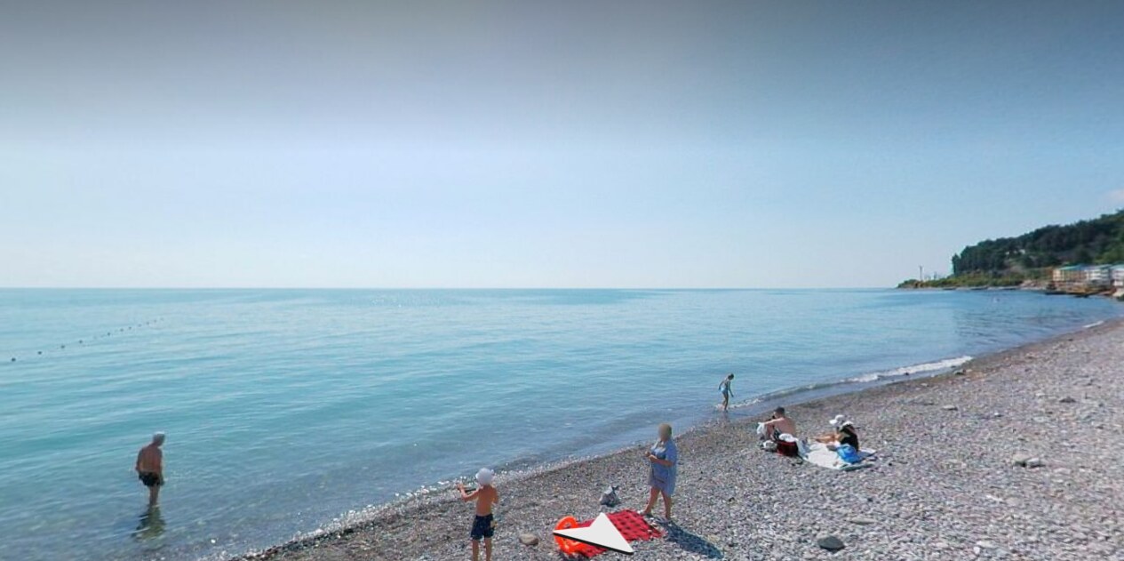 Спокойное море и пляж рядом с отелем